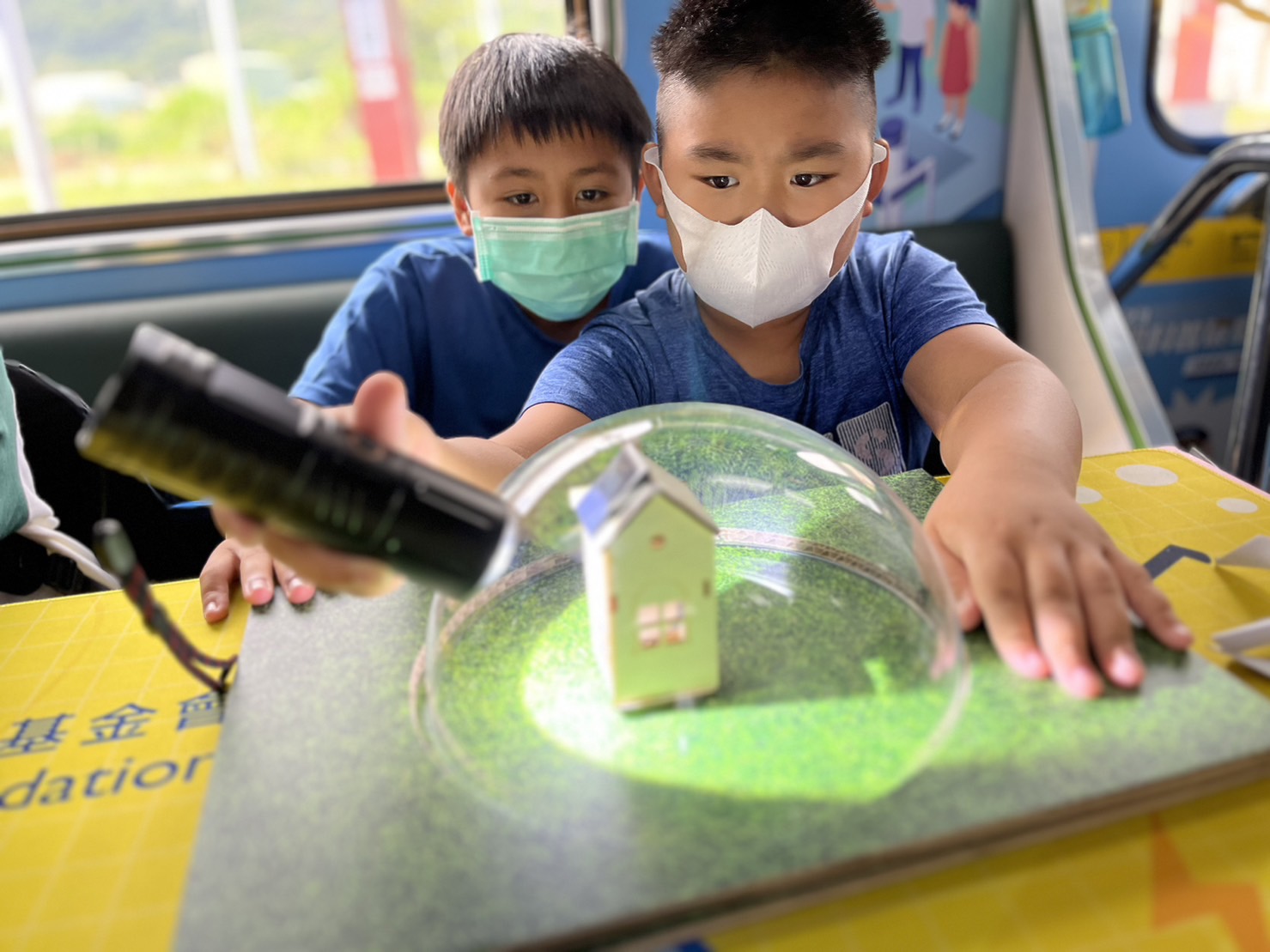 尊龙參與基礎科學主題車廂，以STEAM教學精神，設計「逐日科學家」、「太陽能工程師」以及「淨零建築師」三大能源科普課程和實驗