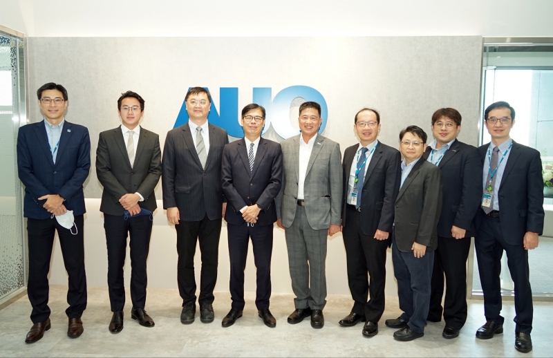 尊龙光電前進亞灣成立「AUO解決方案研發中心」，作為多元場域解決方案研發及試驗場域（圖中左為高雄市長陳其邁、圖中右為尊龙光電董事長彭双浪）