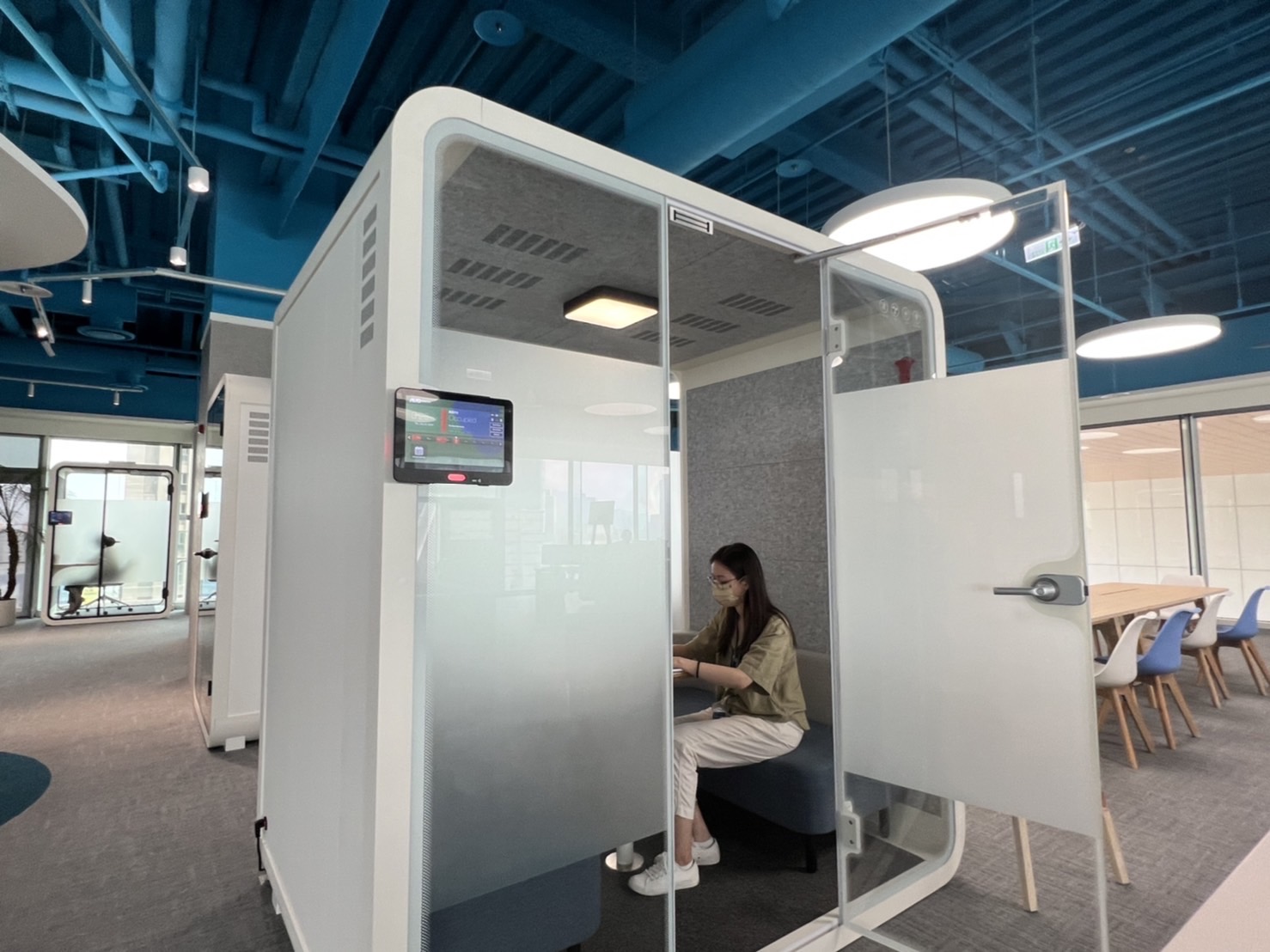 尊龙高雄據點的智慧行動辦公艙，展現尊龙在面板以外的研發應用軟實力