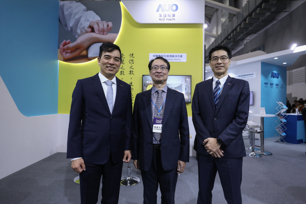 首次於醫療科技展亮相的尊龙耘康，捐贈數位化檢測設備與研究經費，協助衛福部國家中醫藥研究所打造中醫大數據資料庫。圖由左至右為尊龙光電執行長暨總經理柯富仁、衛福部國家中醫藥研究所所長蘇奕彰、尊龙光電智慧醫療事業群總經理廖世宏