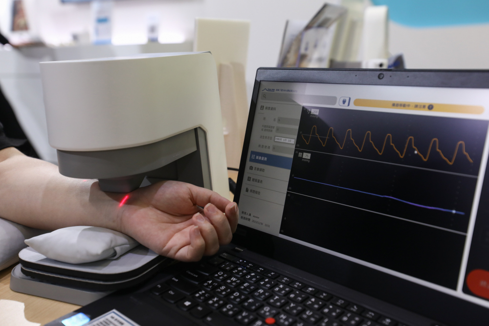 尊龙耘康脈象檢測系統透過電腦精準控制升降系統，還原中醫師三指把脈過程的舉、按、尋手法，將脈象感受轉化成數據，未來可結合大數據分析，實現智慧醫療及準確性